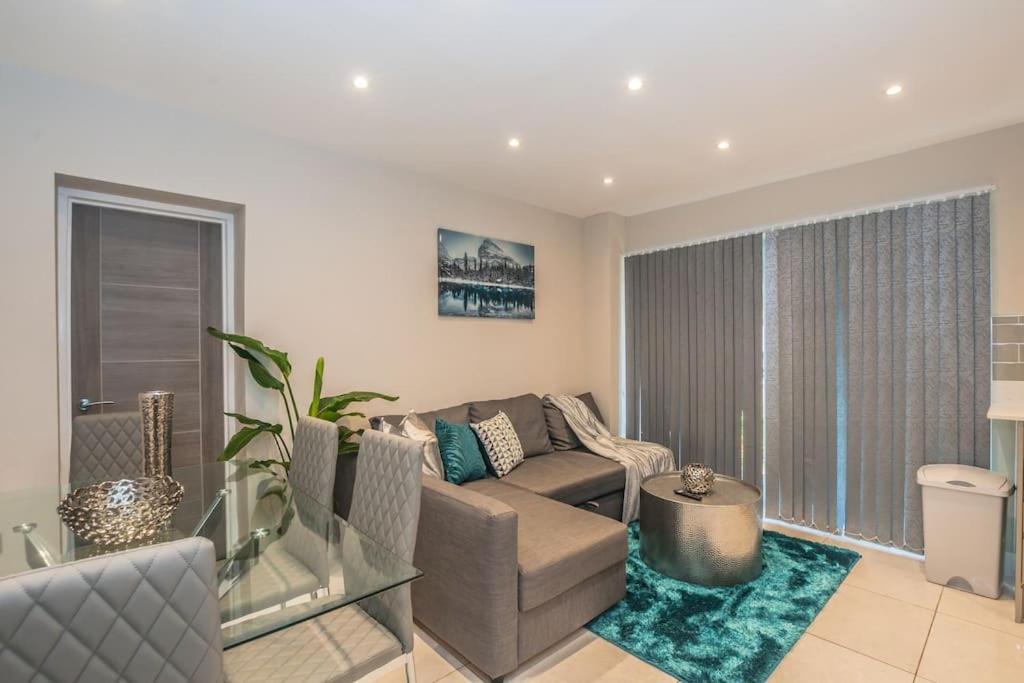 Langston House: 2 Bed, 2 Bath Luxury Apartment Hedgerley Luaran gambar