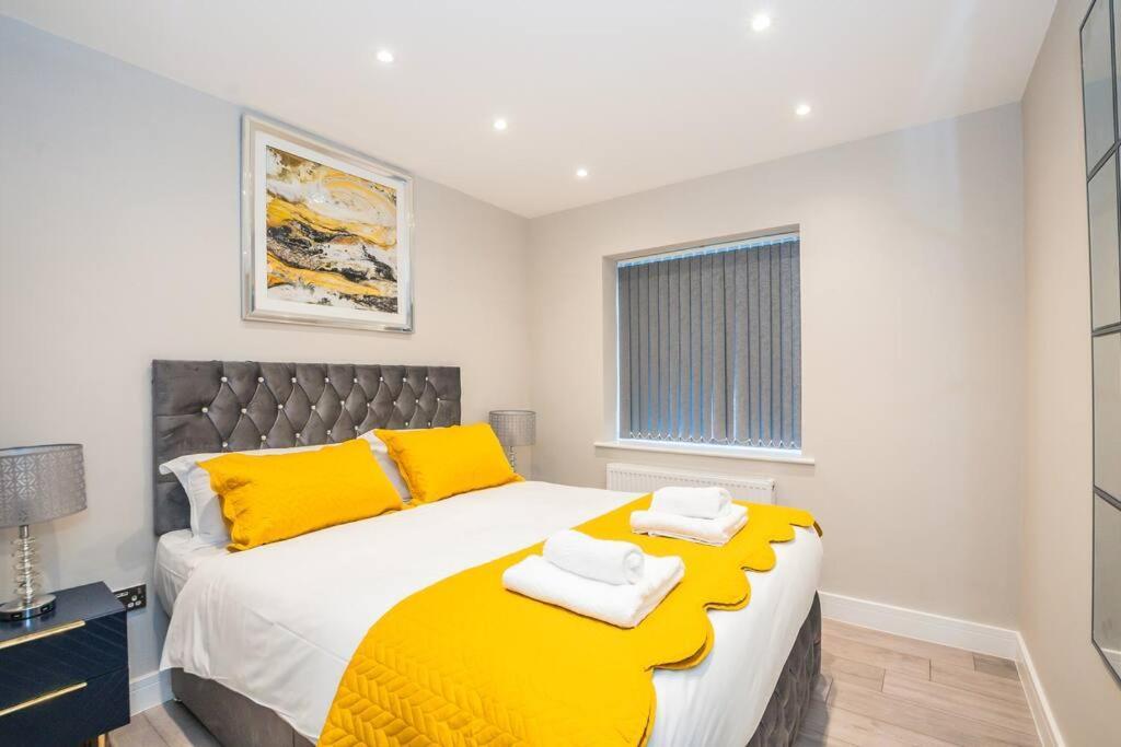 Langston House: 2 Bed, 2 Bath Luxury Apartment Hedgerley Luaran gambar