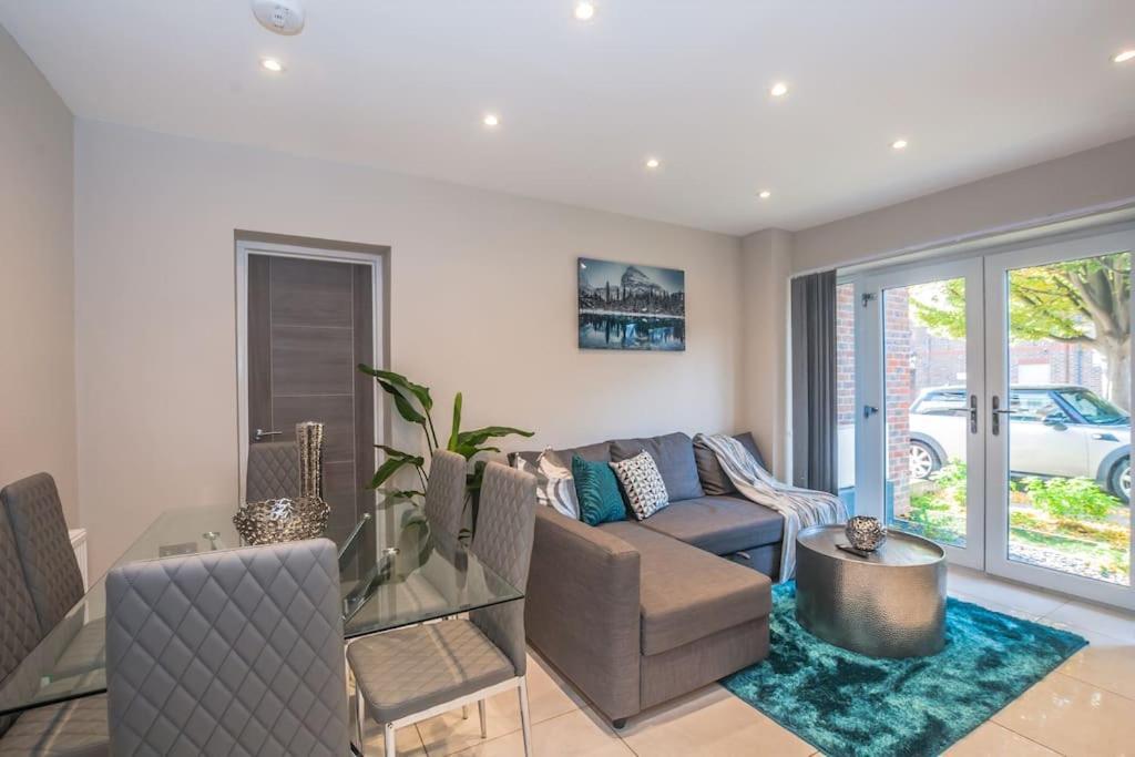 Langston House: 2 Bed, 2 Bath Luxury Apartment Hedgerley Luaran gambar