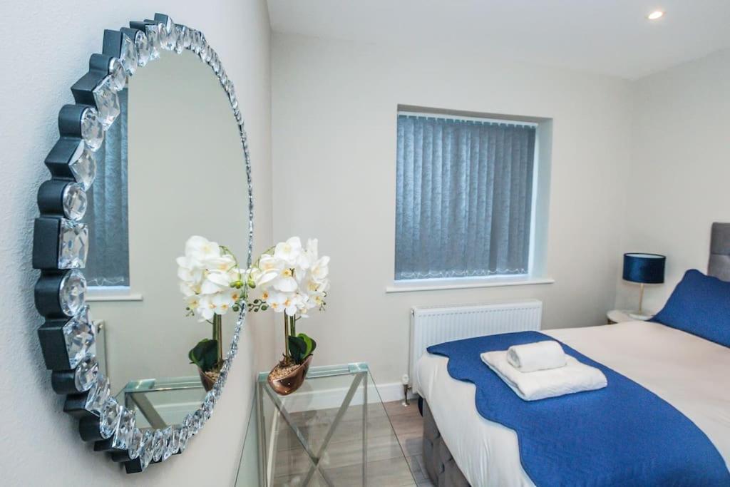 Langston House: 2 Bed, 2 Bath Luxury Apartment Hedgerley Luaran gambar